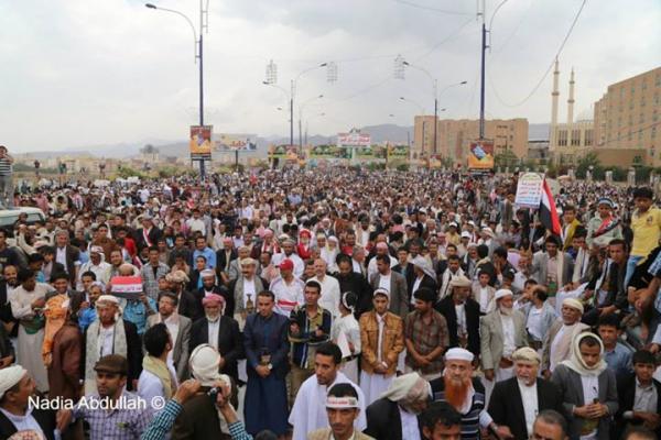 رفعوا علم اليمن عاليا .. حشود مليونية رفضا لارهاب جماعة الحوثي ودعما للاصطفاف الوطني ( صور ) 