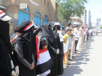 تعز تطالب بخروج المليشيات من صنعاء ووقفة احتجاجية للتضامن مع مدير التربية بالمديرية بالرونة
