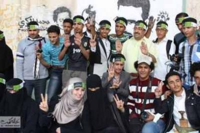 ناشطون وتشكيليون ينفذون حملة “الجدران تنتصر لحريتهم” لنصرة شباب الثورة المعتقلين.. (صور). 