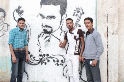 ناشطون وتشكيليون ينفذون حملة “الجدران تنتصر لحريتهم” لنصرة شباب الثورة المعتقلين.. (صور). 