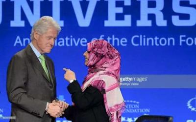 صورة لـ كرمان مع بيل كلينتون تثير جدلاً واسعاً ابرز تعاليق الصورة 