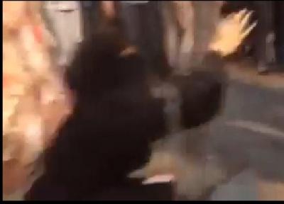 الاطاحة بمواطن سعودي بعد تداول مقطع فيديو وهو يلطم سعودية ويلقيها ارضاَ "فيديو"