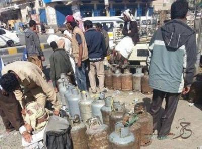 مواطنون يقطعون شوارع في صنعاء مطالبين بتوفير "الغاز المنزلي"