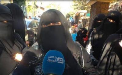 الأمن المصري يطرد يمنيات من حديقة عامة .. ويمنية تخاطبهم: "لو أنتم عندنا لنشلكم فوق رؤوسنا"