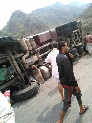 بالصور: إنقلاب قاطرة نقل بترول بالمحويت