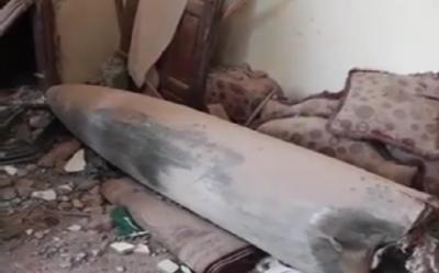 صاروخ يصل إلى منزل احد المواطنين ولمن ينفجر مخلفاً دمار هائل بصنعاء "فيديو"