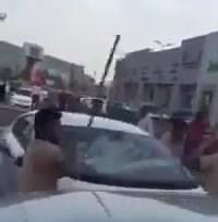 فيديو : ليمنيين من العمالة يضربون مواطن ‫سعودي‬ ويهشمون سيارته بالدمام "تفاصيل"