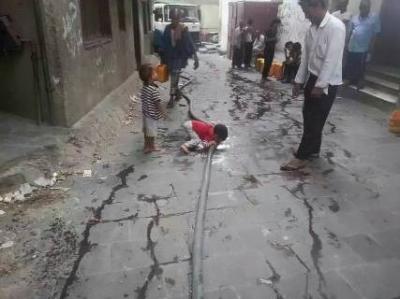 "صورة مؤلمة" عدم توفر المياه يجبر طفل من صنعاء لشربه من الارض