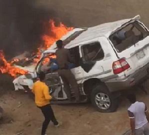 شاهد بالفيديو .. رجل أمن ينتشل شاباً سعودياً من سيارته المشتعلة بالنيران بعد حادث مروري