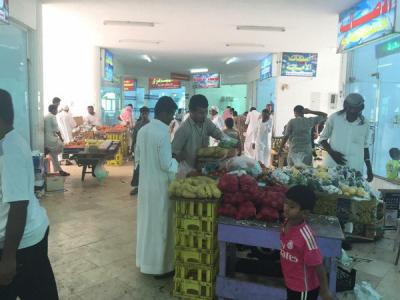 اليمنيون يمارسون البيع في أسواق جازان لكسب الرزق