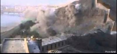 شاهد بالصورة : غارة جوية تدمر اجزاء من قلعة صيرة بعدن