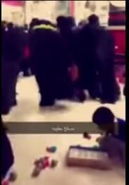السعودية : القاء القبض على مغترب متنكر بزي إمراة يتحرش بالنساء في احد اسواق الرياض فيديو