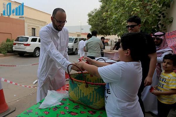 الرياض : بالصور .. عائلة سعودية تفطّر 760 صائماً يومياً