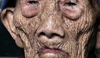 بالصورة : رجل يعيش 256 عاماً ويتزوج 23 امرأة وله 180 من الاحفاد .. وهذه الاسباب! 