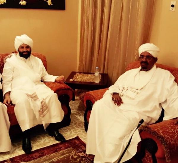 صورة جديدة لحميد الأحمر بجوار الرئيس عمر البشير ويرتدي الزي السوداني