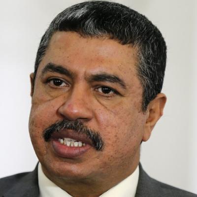 خالد بحاح يدلي باول تصريح له عقب استهداف مقر إقامته في عدن ويقول (باقون في عدن)