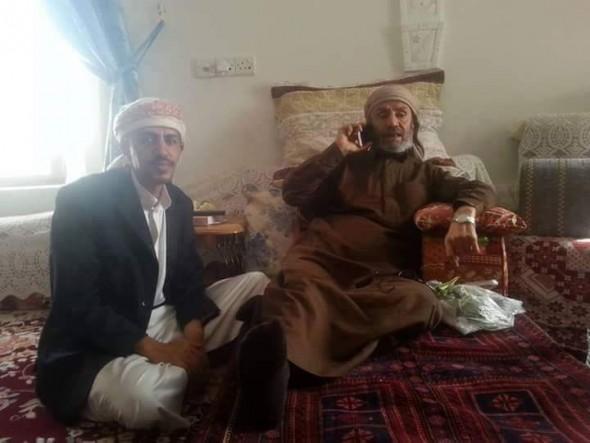 عاجل .. جماعة الحوثي تفرج عن محافظ عمران السابق محمد حسن دماج "اول صورة له وهو في منزله"