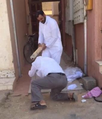 السعودية .. الإطاحة بالسعودي الذي اعتدى بالضرب على احد العمال في القصيم "فيديو"