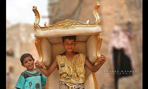 شاهد بالصورة .. ماذا حل بكرسي صالح الذهبي في منزله بتعز