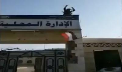 محافظة شبوة ترمي علم اليمن وترفع علم الجنوب (شاهد فيديو رفع العلم)