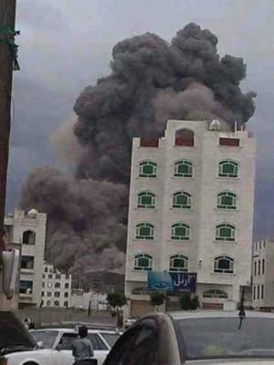 انفجار عنيف يهز مقر الفرقة الاولى والمناطق المجاورة لها بالعاصمة صنعاء
