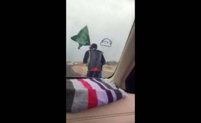 بالفيديو .. شايب سعودي يمشي على رجليه من الرياض إلى مكة لمدة 19 يوماً والسبب؟!