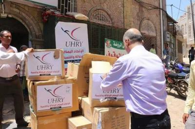 "معاذ" و "اتحاد الإغاثة" يوزعان أدوية ومستلزمات طبية لمستشفيات  تعز