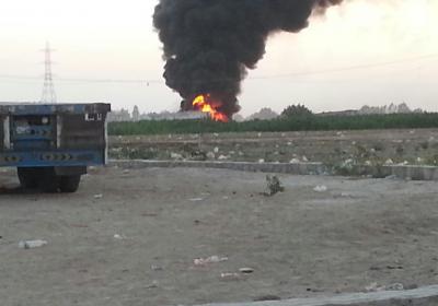 بالصورة .. إحتراق ناقلة نفط في السوق السوداء بمدينة مأرب