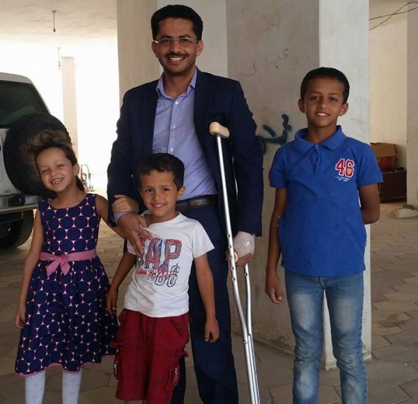 البخيتي يعود بعكاز لوقفة احتجاجية جديدة مع أولاده بعد تعرضه للضرب المبرح يوم امس - صورة