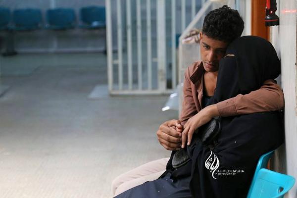 صورة مؤثرة لأم تحتضن حذاء ولدها بعد مقتله