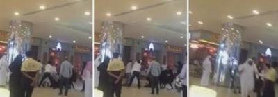 بالفيديو.. قطري يعتدي  بالضرب على فتاة داخل أحد المولات التجارية