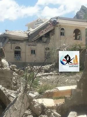 بالصور.. هكذا أصبح منزل رشاد العليمي بعد قصفه من قبل التحالف في تعز
