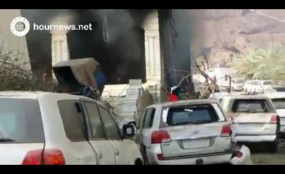 شاهد فيديو خاص من داخل مقر القوات الإماراتية بعد قصفه صباح اليوم في عدن 