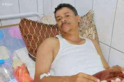 شاهد بالصورة.. اصابة نجم مسلسل همي همك أثناء اسعافه لاحد الجرحى بمدينة تعز 