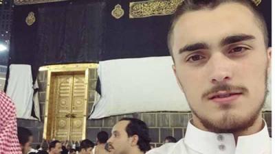 صورة سيلفي لحفيد الخميني أمام الكعبة تثير جدلاً بين الإيرانيين