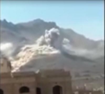 شاهد بالفيديو.. لحظة إستهداف الطائرات لمخزن أسلحة في جبل نقم بصنعاء
