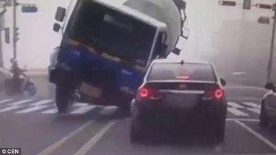 فيديو مروع لشاحنة خلاط إسمنت تسحق سيارة داخلها ثلاث نساء