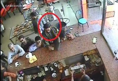 سارق محترف يسرق هاتفاً من جيب شخصاً بطريقة إحترافية!! - فيديو