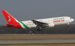طائرة عمانية تهبط بمطار صنعاء الدولي