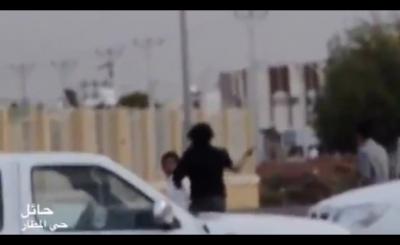 شاهد فيديو شنيع.. شاب ينجو بإعجوبة من قطع رأسه اثناء شجار عنيف في حائل السعودية