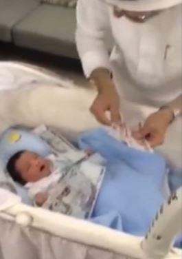 بالفيديو.. سعودي يحتفل بقدوم حفيده إلى منزله بنثر آلاف الريالات فوقه