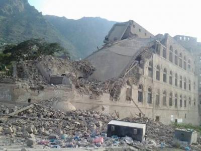 شاهد بالصورة.. قصر الإمام في حي صالة بتعز بعد قصفه من طائرات التحالف