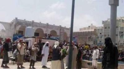 القاعدة تطلق الرصاص الحي لتفريق محتجين طالبوا باطلاق صحفيين