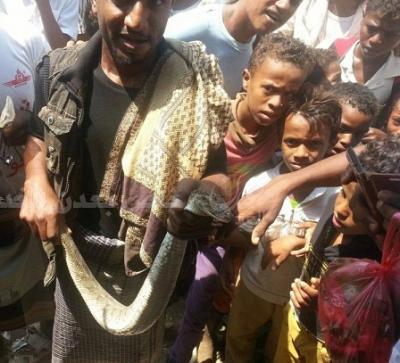 عسيري يتمكن من الإمساك بأفعى يبلغ طولها حوالي متر ونصف ويزيد وزنها عن عشرة كيلو
