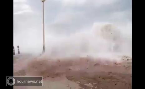 بالفيديو.. شاهد اول لحظات وصول إعصار تشابالا إلى كورنيش المحضار بالمكلا حضرموت