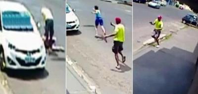 شاهد بالفيديو.. رجل يُنزل زوجتهًُ من سيارة ويطلق عليها 11 رصاصة