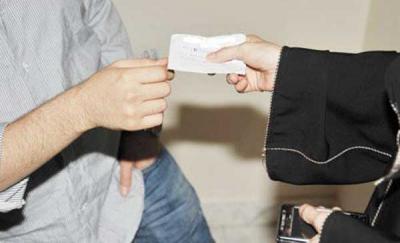 بالتفاصيل: سعودي يرتبط بعلاقة محرّمة مع شاب ويبتز شقيقته