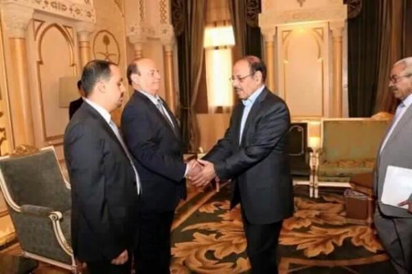 شاهد بالصورة.. أول ظهور للجنرال علي محسن الاحمر منذ بدء الحرب