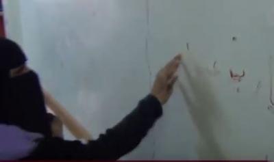 بالفيديو: شاهد ماذا كتبت فتاة يمنية بدم "أمها" بعد مقتلها برصاص قناص في تعز