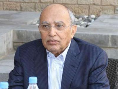 جثمان الدكتور عبدالكريم الإرياني يصل القاهرة تمهيداً لنقله إلى صنعاء